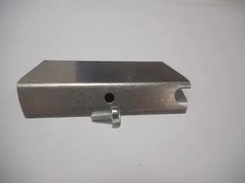 Metallisches Lufteingangblech mit einer Aussparung und einer Schraube, Hersteller Remeha. Die Oberflächenstruktur ist glatt und silbern.